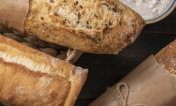 assortiment de pain avec épi de blé