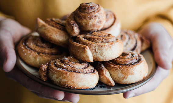 Patisseries dans une assiette entre deux mains