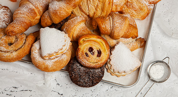 assortiment de viennoiseries sur un plateau
