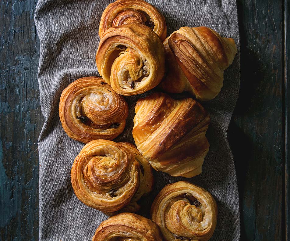 viennoiseries déposées sur torchon gris